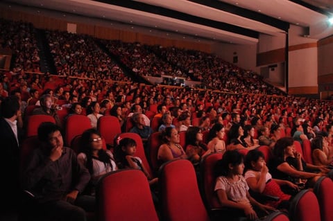Niños, jóvenes y adultos, como pocas veces en el Teatro Nazas, dibujaron un lleno total.