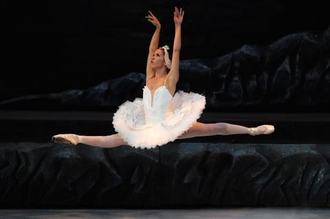 Familias enteras que se dieron cita para ver la historia de Sigfrido y Odette, en un despliegue de bailarines que escena tras escena arrancaron al público aplausos, por la interpretación del clásico de Tchaikovsky.