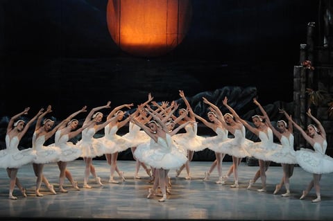 Con una gran producción escénica, en la que lucieron vestuario y telones, además del nivel que desde hace años ha caracterizado a los integrantes del Ballet de Monterrey, miles de laguneros se dieron cita en el Teatro Nazas, para disfrutar las dos funciones de "El Lago de los Cisnes".