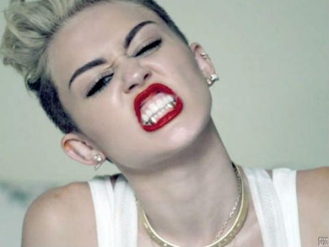 En uno de sus video musicales, Miley presumió sus dientes de oro.