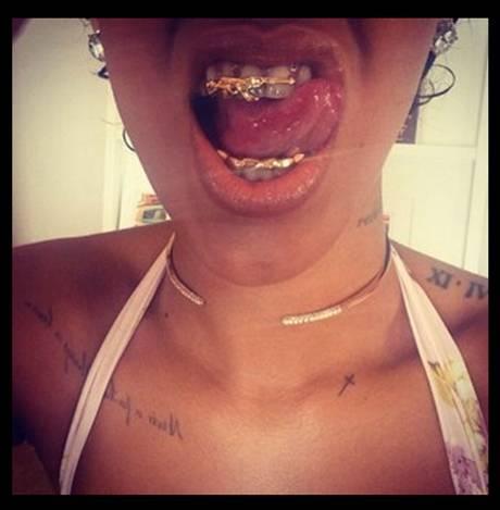 Rihanna sorprendió al colocarse una de las placas en forma de arma de fuego.