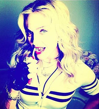 Madonna se sumó a la tendencia conocida como ‘Grillzz” al colocarse una placa de oro y diamantes en los dientes como ya lo han hecho estrellas como Rihanna y Justin Bieber.