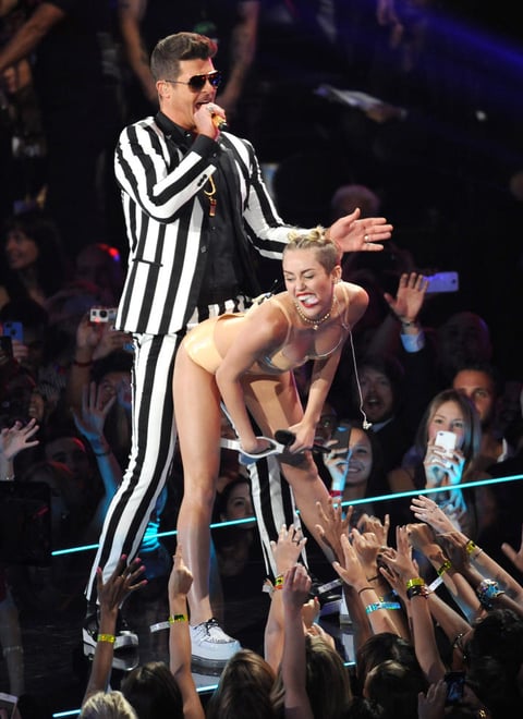 Se meneó eróticamente al ritmo de su tema We Can't Stop y se arrancó el leotardo para quedar en un bikini color piel mientras se pasaba un dedo de gomaespuma por sus partes privadas, y las de Robin Thicke, al tiempo que cantaba con él Blurred Lines, y hasta le hizo un baile "privado" al cantante.