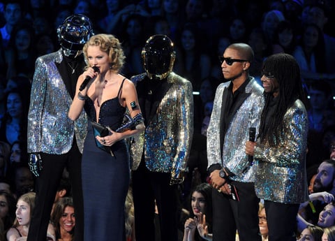 Taylor Swift ganó el premio al mejor vídeo de intérprete femenina con "I Knew You Were Trouble" y agradeció a su ex por ayudarla a ganar otro trofeo.