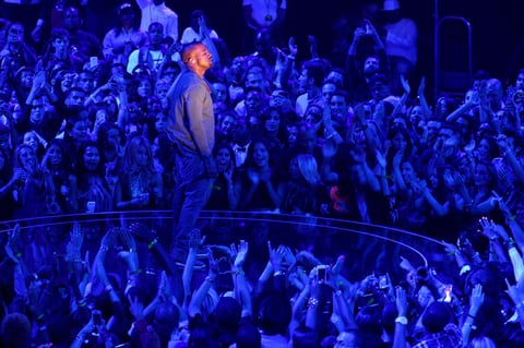 La ceremonia tachonada de estrellas, que se transmitió en vivo desde el Centro Barclays de Brooklyn, también incluyó presentaciones de Drake, Kanye West y Macklemore & Ryan Lewis.