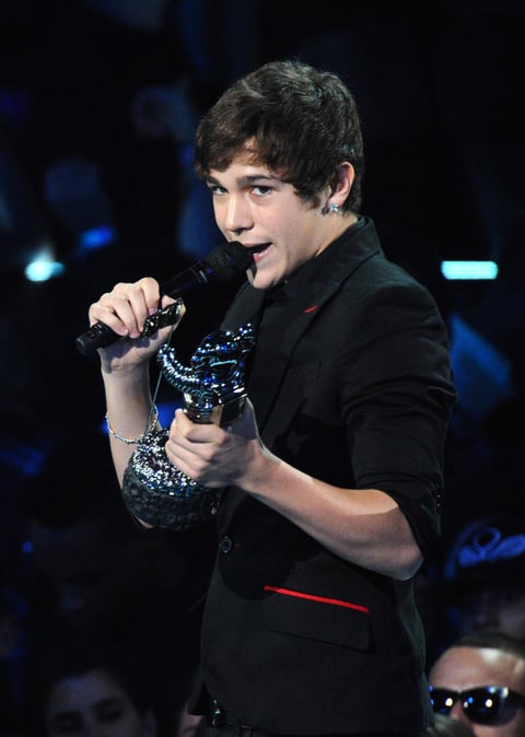 Austin Mahone ganó su primer 'Moon Man' por Mejor Artista Nuevo.