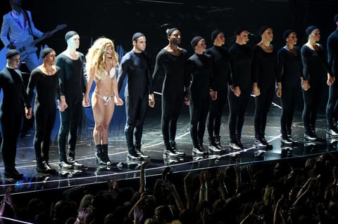 Gaga hizo un recorrido por su carrera con sus vestuarios mientras interpretaba "Applause".