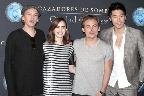 Con la intención de conquistar al público adolescente y a una audiencia un poco más adulta, los actores Lilly Collins, Kevin Zegers, Jamie Campbell y Godfrey Gao, llegaron a la ciudad de México para promocionar “Cazadores de sombras: Ciudad de hueso”.