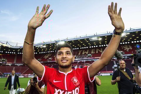Jesús Manuel Corona portó la playera roja de los "Tukkers" y se dejó ver que utilizará el dorsal "11", en lo que fue una buena presentación del nuevo refuerzo mexicano.