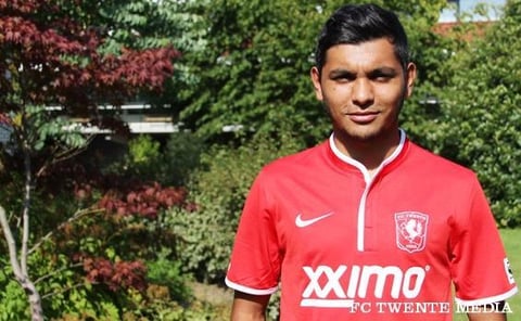 Durante la presentación, el atacante mexicano estuvo acompañado por el estratega del club, Michel Jansen, y el presidente del mismo, Jopp Munsterman. (FC Twente)