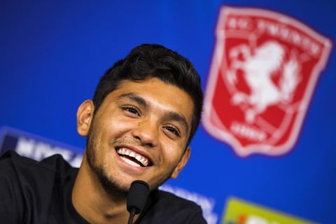 Corona, originario del norteño estado mexicano de Sonora, y mundialista Sub-20 en Turquía 2013, llega al Twente procedente de Rayados de Monterrey para cumplir su sueño de jugar en el balompié europeo.