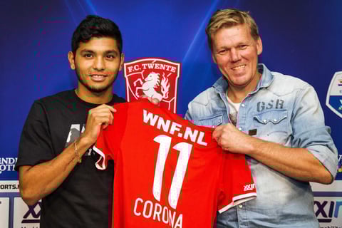 "Tecatito" Corona, de 20 años de edad, fue presentado ante la prensa y convivió con los aficionados del club, quienes de inmediato se tomaron algunas fotos, además firmó sus primeros autógrafos como nuevo elemento del equipo holandés.