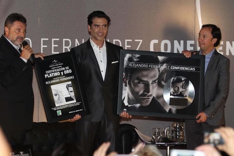Representantes de Universal Music le entregaron una certificación de Oro y Platino por más de 100 mil descargas digitales de su sencillo, “Hoy tengo ganas de ti”. Además, un disco de Oro y Platino por las altas ventas.