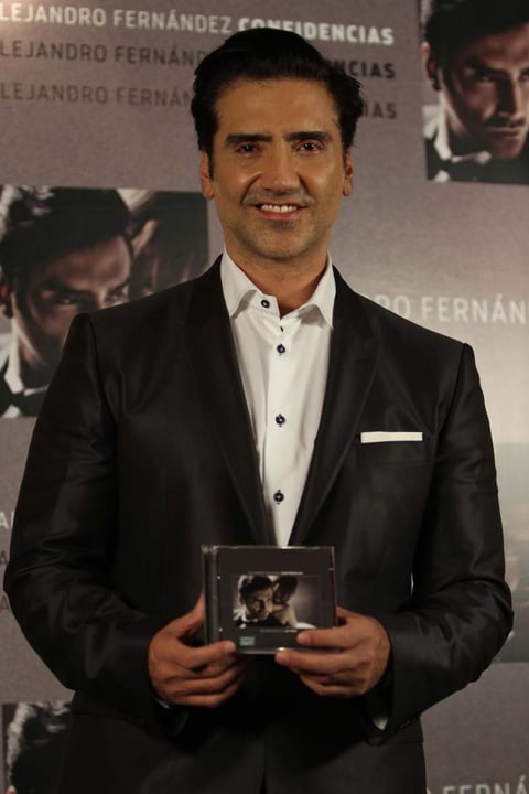 “Es una frase muy cierta, lo vanidoso no quita lo macho. Más bien, te quitas los complejos de algunos mitos que hay en nuestra sociedad, pero yo estoy muy seguro de mi sexualidad, estoy completamente seguro de que me encantan las mujeres. De repente, si te sientes mal hay que darse un masajito, pero hasta ahí”.