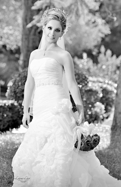 LIC. ANA  Gabriela Contreras Caldera el dí­a de su boda con Joel Eduardo Hernández Villalobos.- Estudio Luciano Laris