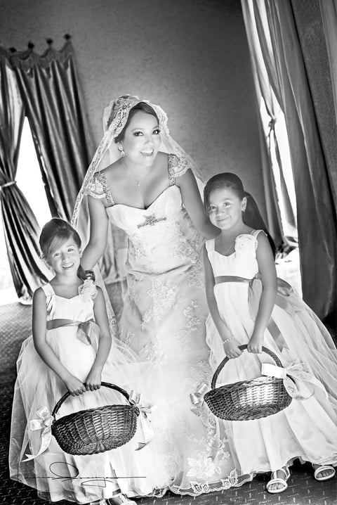 Muy contenta  Rocí­o Araceli Candelas Reyes el dí­a de su boda con James Dean Brewer.- Estudio Laura Grageda