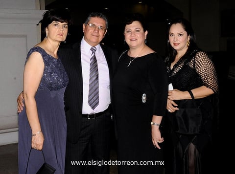 25082013 RECIENTE FESTEJO.  Paulina, Jesús, María Elena y Nancy.