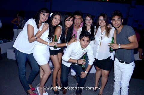 25082013 WHITE PARTY.  Yadira, Susana, Valeria, Sergio, Brenda, Tere, Jostianose y Óscar.