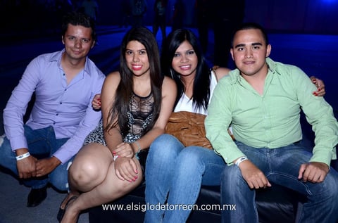 25082013 DE FIESTA.  Alejandro, Isabel, Melissa y John.