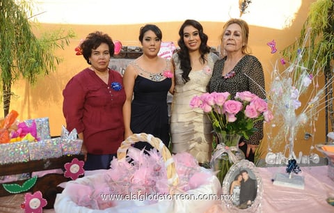 24082013 LA FUTURA NOVIA  en compañía de su hermana Vianey, su mamá, Sra. María Concepción Rodríguez Rodríguez, y su suegra, María del Carmen Machuca Murillo.