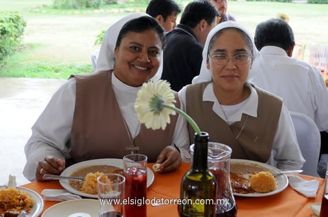 27082013 CONVIVEN.  Hna. Gloria Elena y Hna. María del Carmen.
