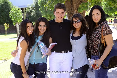 28082013 EN LA UNIVERSIDAD.  Natalia, Goretti, Jorge, Lluvia y Anahí.