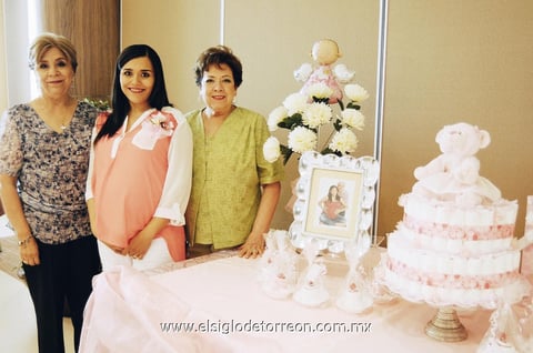 28082013 CANASTILLA.  Ana Lucía Martínez de Penieres en su "baby shower". La acompañan Rosa María Ochoa y María del Socorro Hernández, organizadoras del evento.