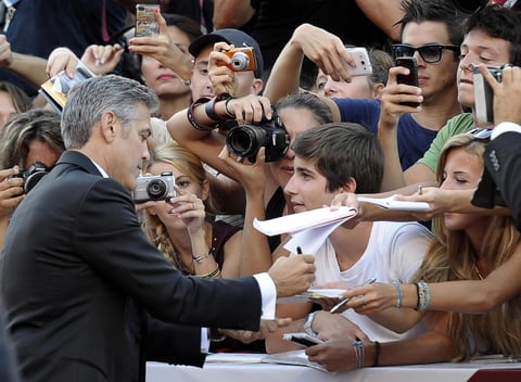 George Clooney acaparó la atención, desfilando solo y repartiendo sonrisas y autógrafos.