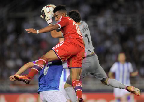 Nada pudo hacer Lyon en Anoeta, el portero chileno Claudio Bravo apenas si participó en este cotejo debido a la posesión y constantes llegadas de los anfitriones.