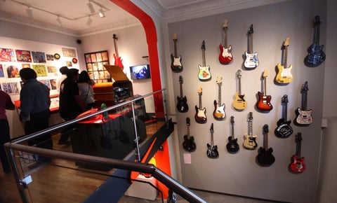 Instrumentos emblemáticos, como la primera Guitarra Gibson Les Paul de Tito de Molotov o el guitarrón de Quique Rangel de Café Tacvba; vestuario original de algunos músicos, como el traje y suéter original de César Costa y muchos otros objetos integran esta muestra que ofrece un homenaje a este género musical y sus protagonistas.