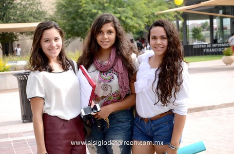 01092013 EN LA UNIVERSIDAD.  Regina, Sofía y Fanny.