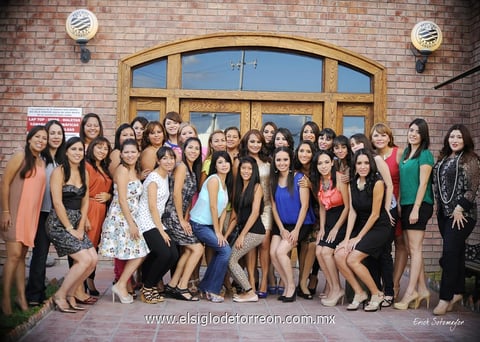 01092013 AMIGAS  y familiares que acompañan a Karla en su fiesta prenupcial.