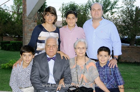 01092013 FESTEJAN . José Jesús Espinosa Díaz y Silvia Amelia Vidal Fuentes con la Familia Ávalos  Espinosa.