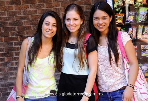 04092013 ESTUDIANTES.  Rebeca, Ángela y Lizeth.