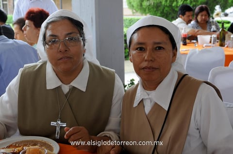 EN RECIENTE FESTEJO.  Hna. Silvia y Hna. María Victoria.