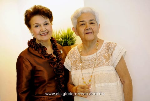 AMIGAS.  Vivi de la Peña y Amparito Rivera.
