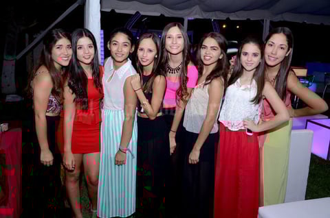 Ale celebró sus quince en una divertida fiesta organizada por sus papás.