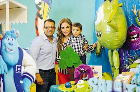 Santiago Ramírez Esqueda en compañía de sus papás, Héctor Ramírez y Verónica Esqueda de Ramírez.