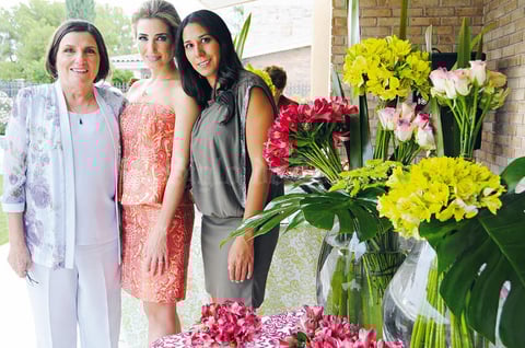 Angelina con las organizadoras.