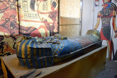 Durante el recorrido pueden verse sarcófagos, máscaras y otras imágenes referentes al antiguo Egipto.