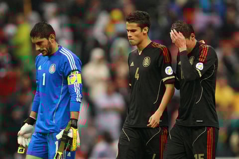 México quedó en la cuerda floja en la eliminatoria del Mundial de Brasil.