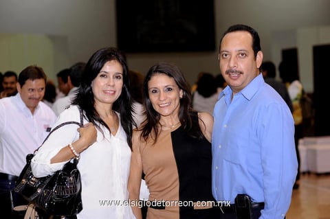 EN LA IBERO.  Adriana Castro, Claudia Osuna y Carlos Olvera.