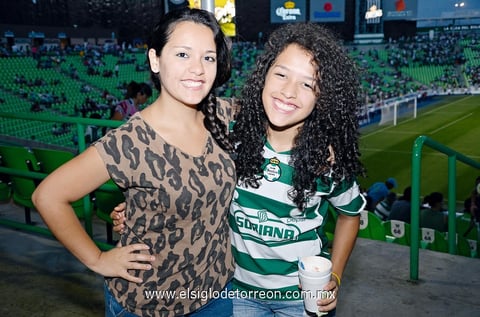 08092013 APOYANDO A LOS GUERREROS.  Marce y Samantha.