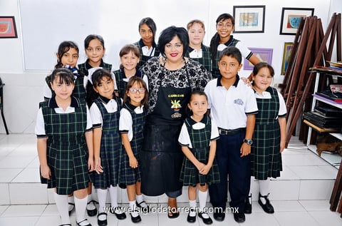 08092013 MAESTRA  Alejandra de la Peña y el grupo de primaria.