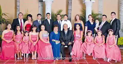 08092013 EN UNA FOTOGRAFíA  de estudio, los festejados acompañados de sus hijos y nietos.