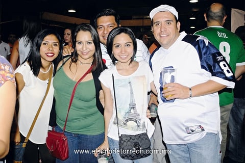 09092013 APOYAN AL SANTOS.  Adriana, Fernando, Salvador, Rosy y Aurora.