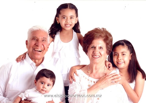 09092013 SR. DIONISIO  Sánchez Herrera con su esposa Dolores y sus nietos Ximena, María José y Arturito, captados en días pasados celebrando el Día del Abuelo.