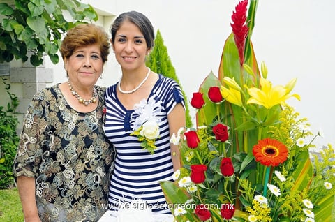 PRENUPCIAL.  Diana Becerra Pérez en compañía de María Guadalupe Adame.