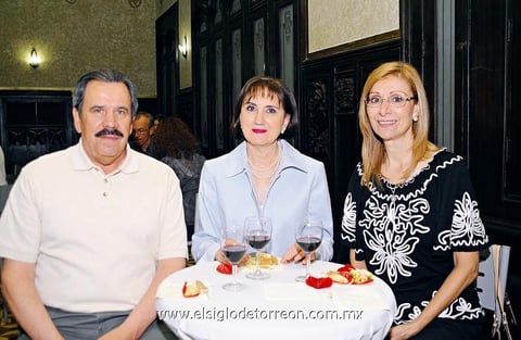 BRINDIS DE HONOR.  Enrique, Sylvia y Leny.