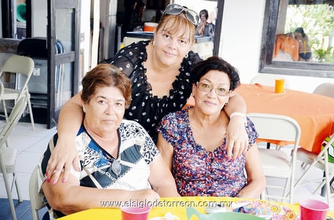 CUMPLEAñOS.  Doris, Yolanda y Lorena.